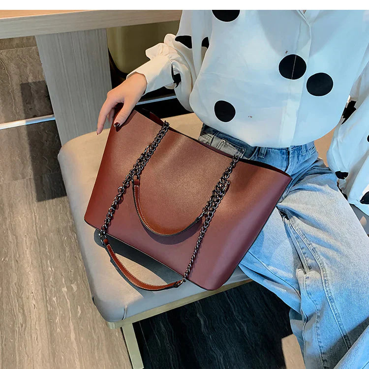Luxury Women's Tote Bag Wit Chain Strap Curvy Ware 020