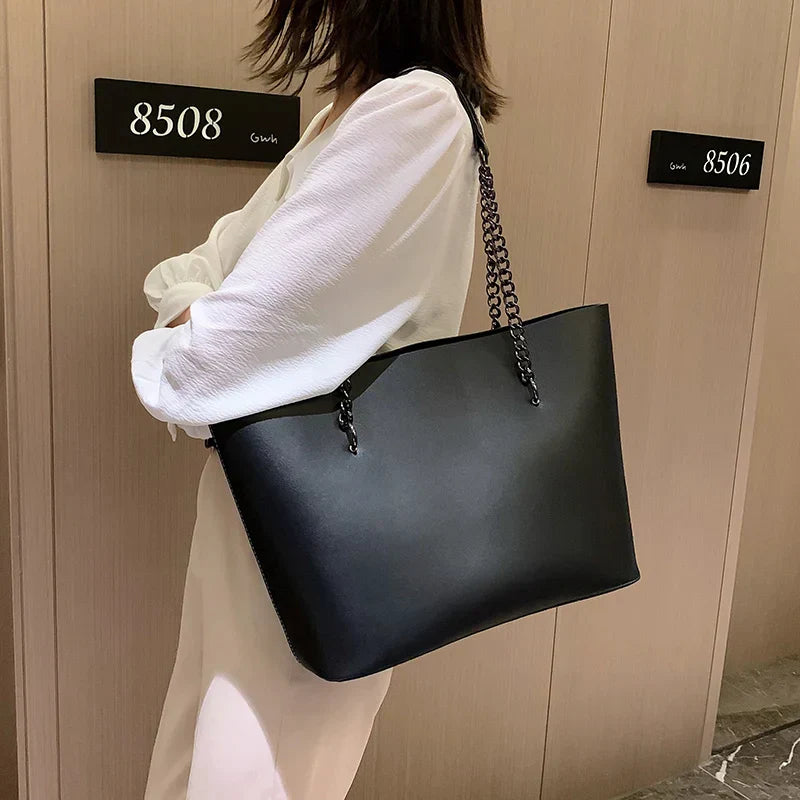 Luxury Women's Tote Bag Wit Chain Strap Curvy Ware 020